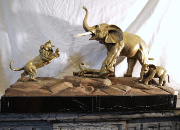 Sculpture Bronze doré lions attaquant les éléphants