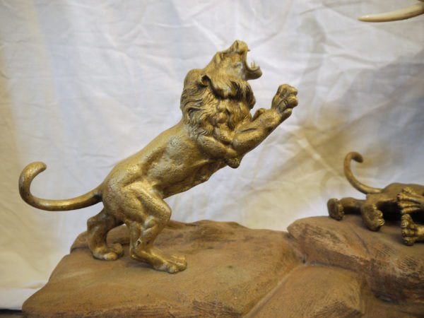 Sculpture Bronze doré lions attaquant les éléphants