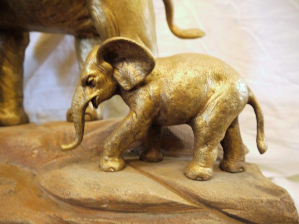 Sculpture Bronze doré lions attaquant les éléphants