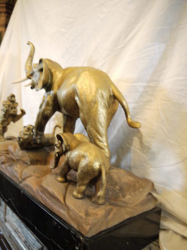 Sculpture Bronze doré lions attaquant les éléphants