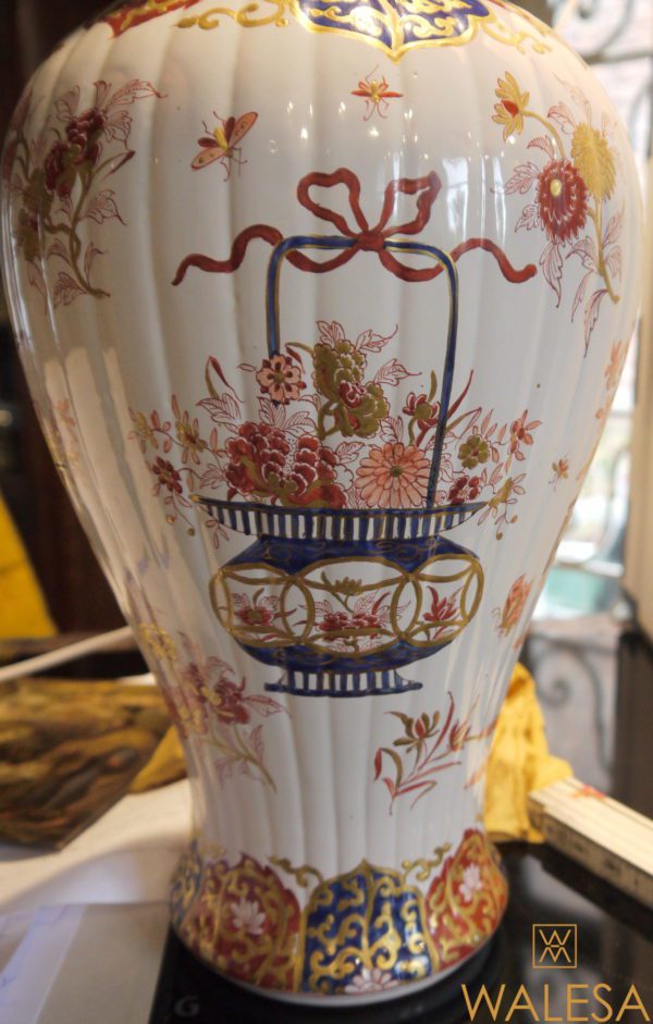 Paire de vases couverts faïence Delft doré – Image 5