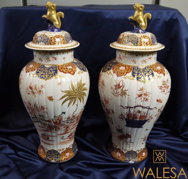 Paire de vases couverts faïence Delft doré – Image 2