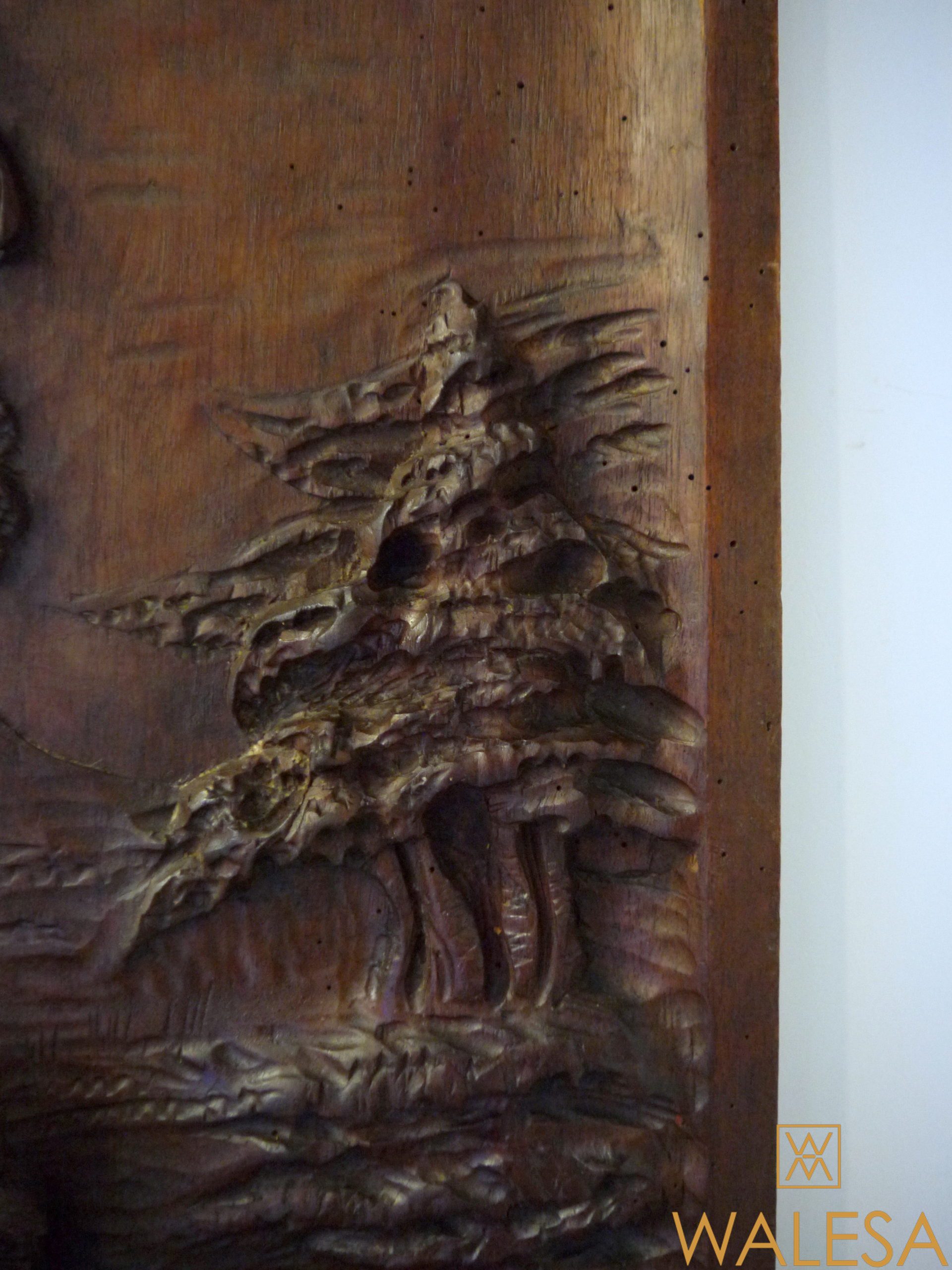 Tableau-relief en bois sculpté