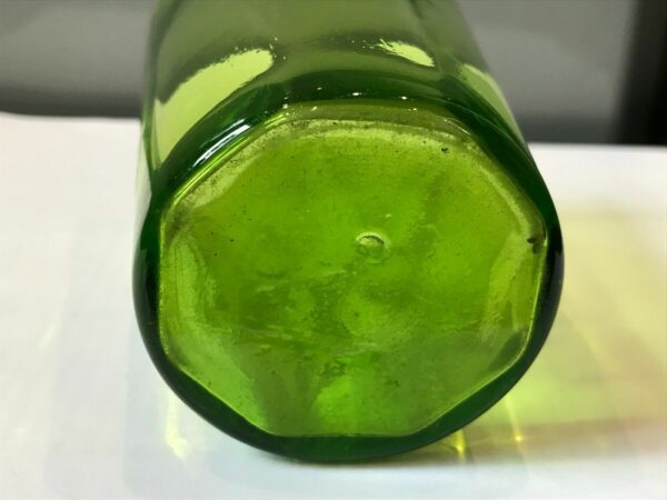 Gobelet en Vieux Chenée vert décor à l'émail blanc – Image 3