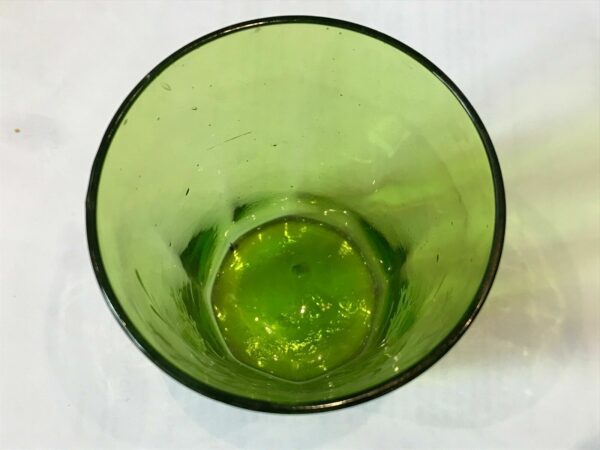 Gobelet en Vieux Chenée vert décor à l'émail blanc – Image 4