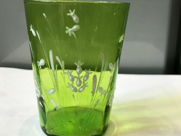 Gobelet en Vieux Chenée vert décor à l'émail blanc – Image 2
