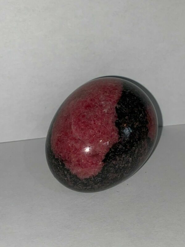 Oeuf en marbre rose et noir – Image 2