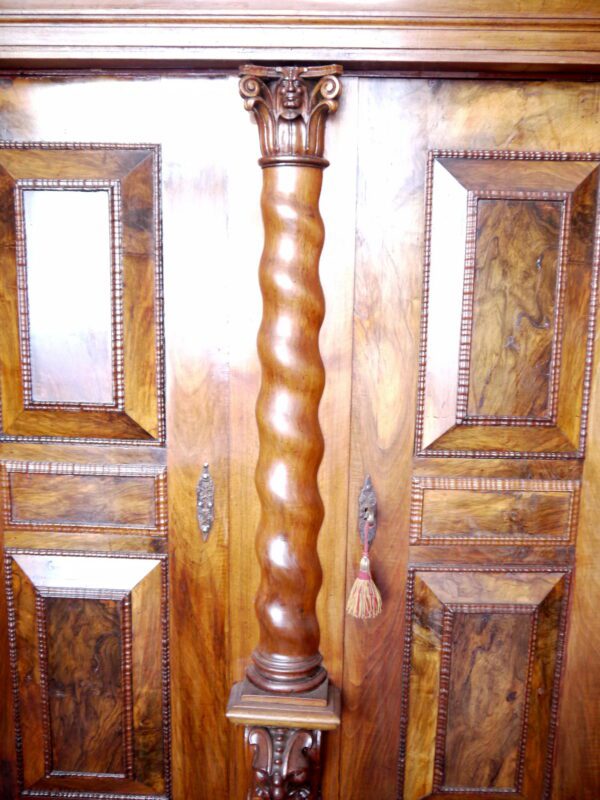 Armoire hollandaise 18ème siècle en noyer – Image 8