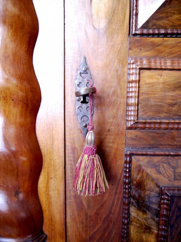 Armoire hollandaise 18ème siècle en noyer – Image 7