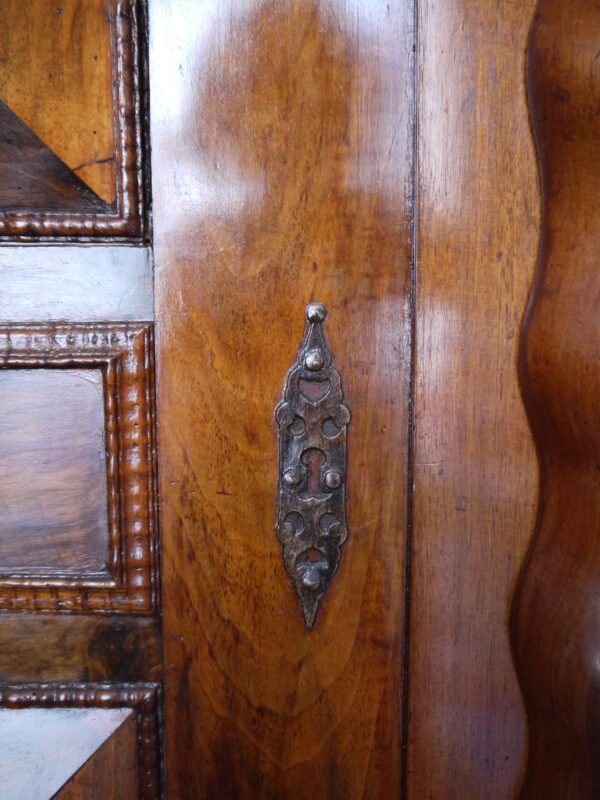 Armoire hollandaise 18ème siècle en noyer – Image 10