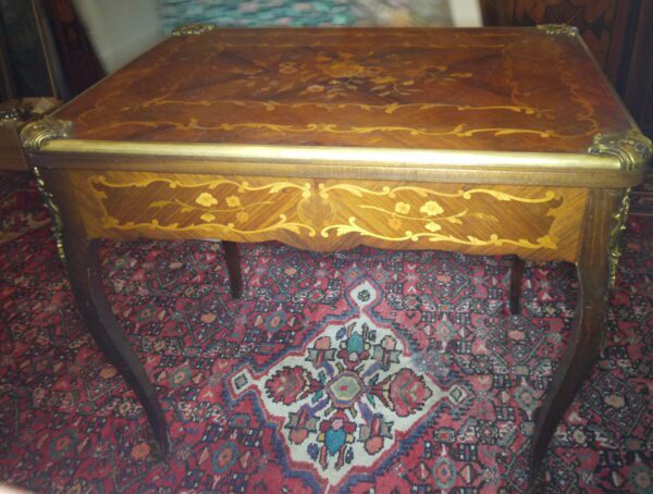 Table à jeux de style Louis XV