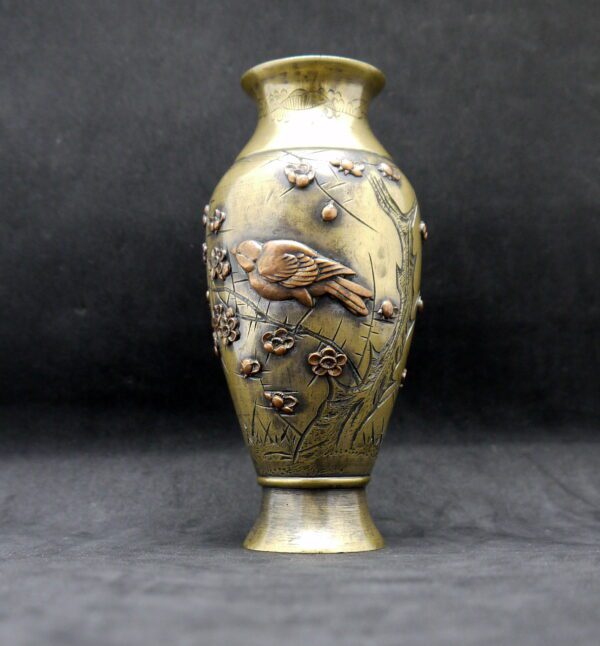 Japon Vases en bronze ciselé et incrustations