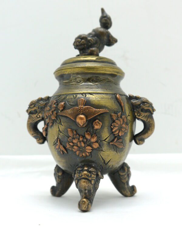 Japon Pot couvert en bronze tripode ciselé et incrustations de cuivre – Image 7