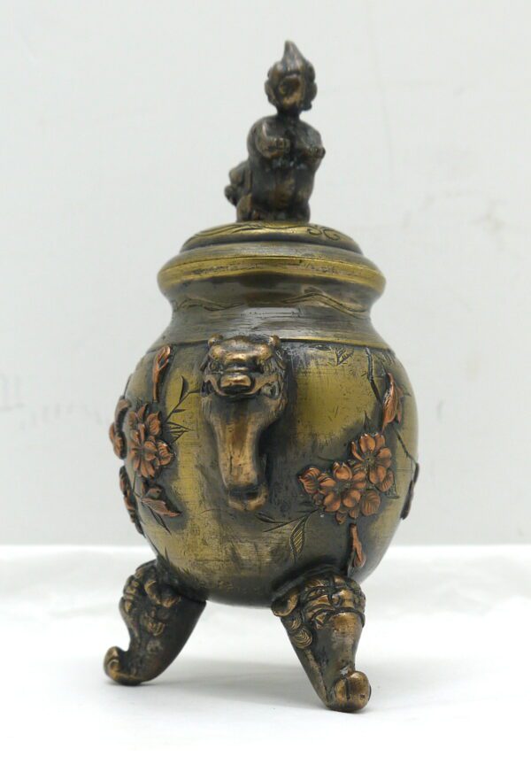 Japon Pot couvert en bronze tripode ciselé et incrustations de cuivre – Image 4