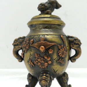 Japon Pot couvert en bronze tripode ciselé et incrustations de cuivre