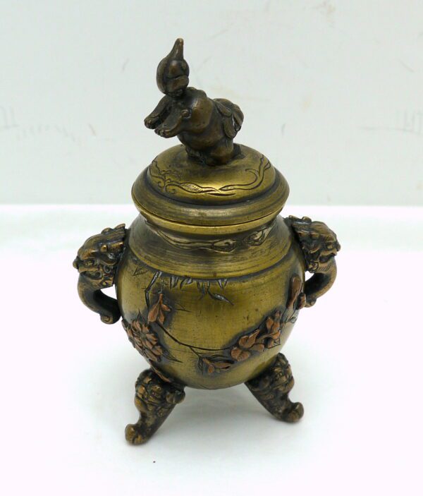 Japon Pot couvert en bronze tripode ciselé et incrustations de cuivre – Image 8