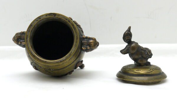 Japon Pot couvert en bronze tripode ciselé et incrustations de cuivre – Image 9