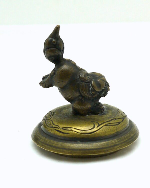 Japon Pot couvert en bronze tripode ciselé et incrustations de cuivre – Image 3