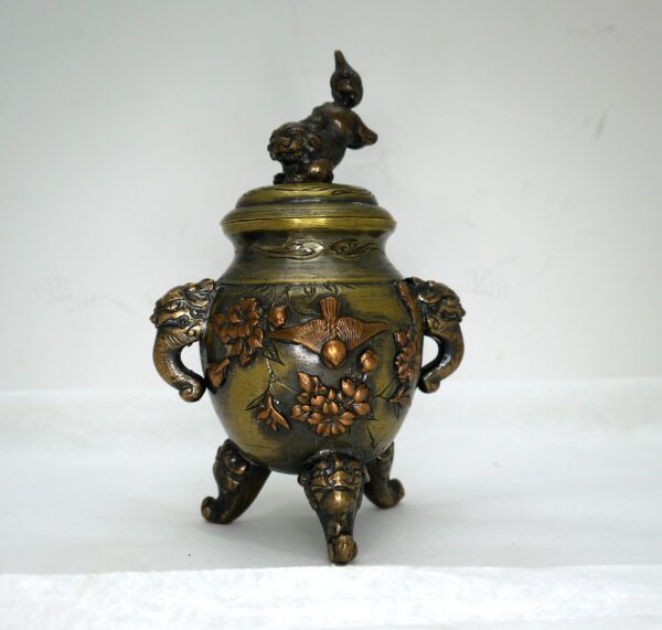 Japon Pot couvert en bronze tripode ciselé et incrustations de cuivre – Image 2