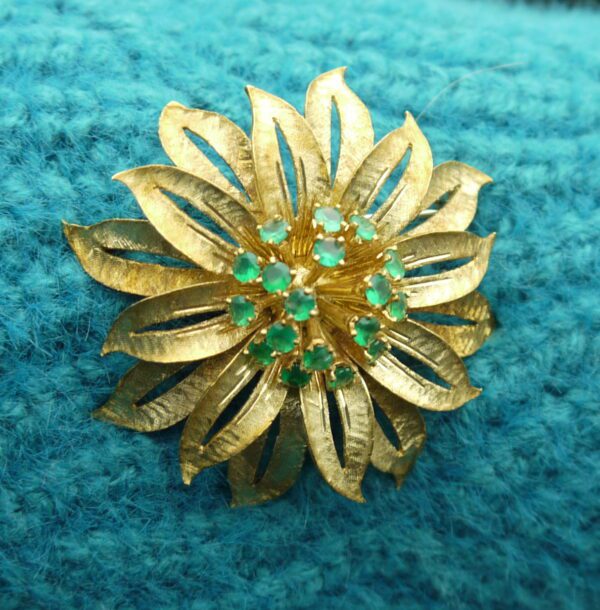 Broche fleur en or et émeraudes – Image 2
