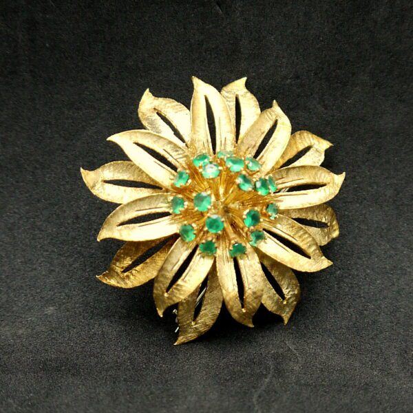 Broche fleur en or et émeraudes