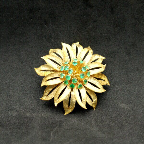 Broche fleur en or et émeraudes – Image 3