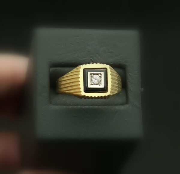 Chevalière en or jaune et blanc, diamant et onyx – Image 2