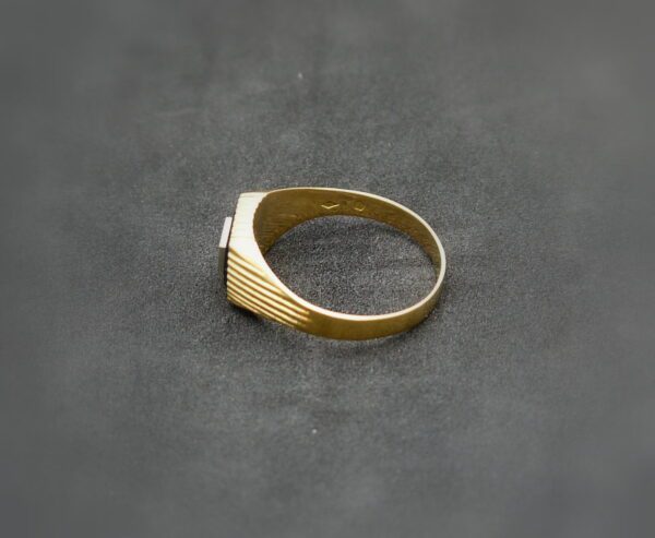 Chevalière en or jaune et blanc, diamant et onyx – Image 3