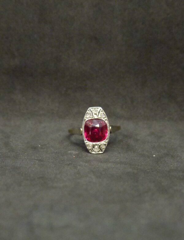 bague or diamants et pierre rouge