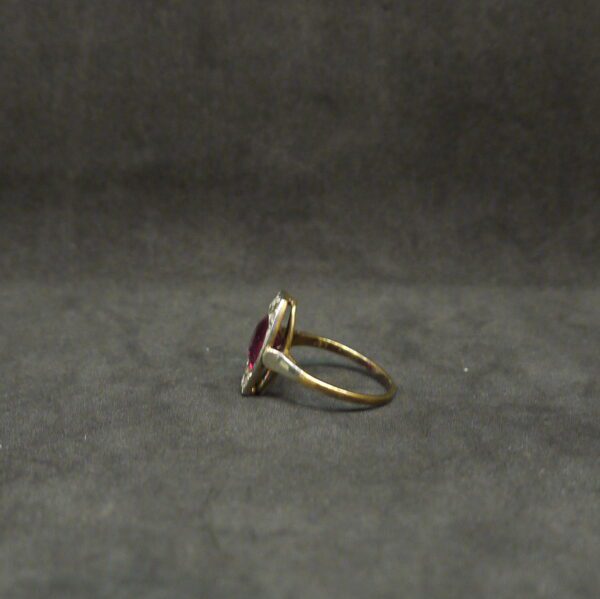 bague or diamants et pierre rouge – Image 2