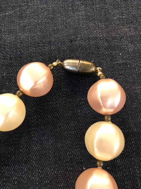 Collier vintage de grosses perles bicolores – Image 4