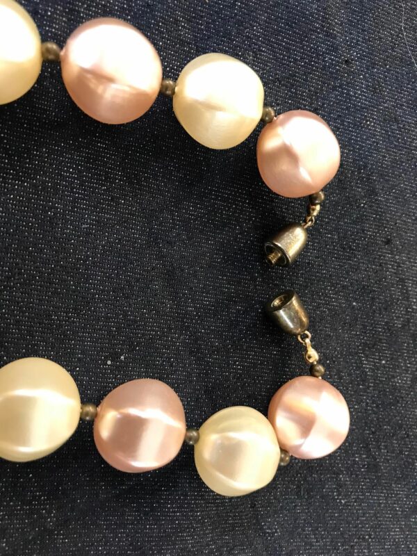 Collier vintage de grosses perles bicolores – Image 3