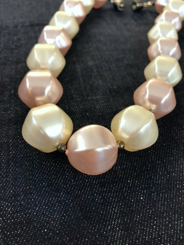 Collier vintage de grosses perles bicolores – Image 2