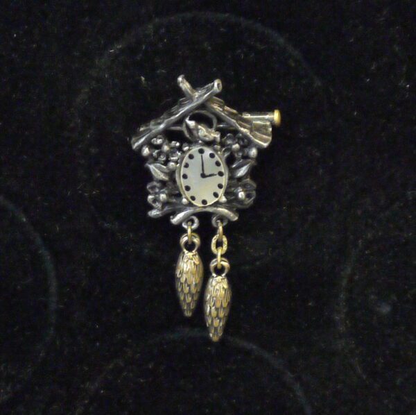 Broche forme pendule Coucou métal argenté et nacre – Image 2