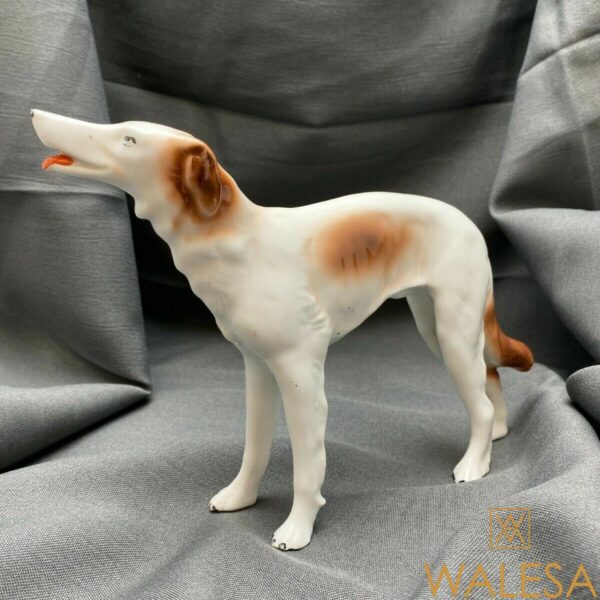 Chien en porcelaine vers 1900