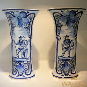 Paire de vases cornets Delft bleu - marqués AK