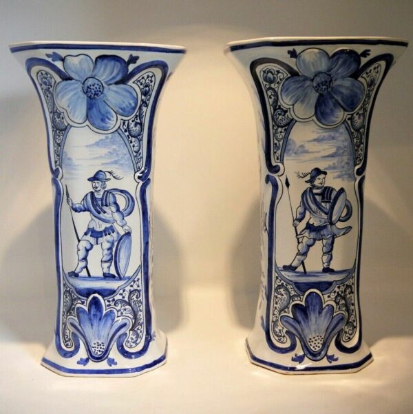 Paire de vases cornets Delft bleu - marqués AK