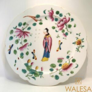 Assiette porcelaine famille rose décor au chinois