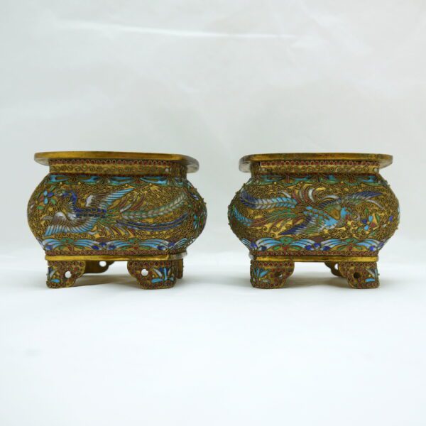 Paire de pots en émaux cloisonnés