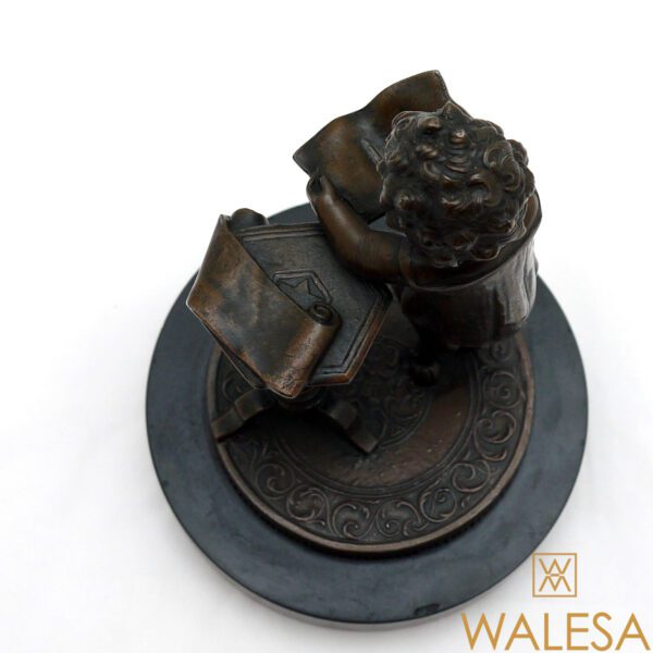 Bronze enfant lisant – Image 7