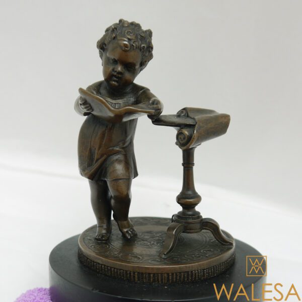 Bronze enfant lisant