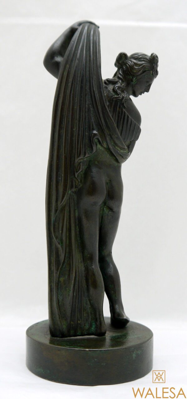 Bronze Aphrodite sortant du bain – Image 5