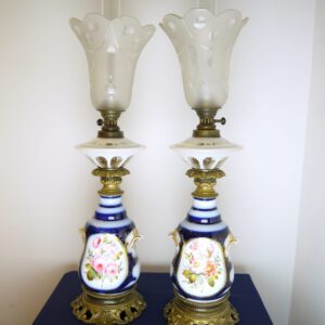 Paire de lampes en porcelaine, bronze et overlay
