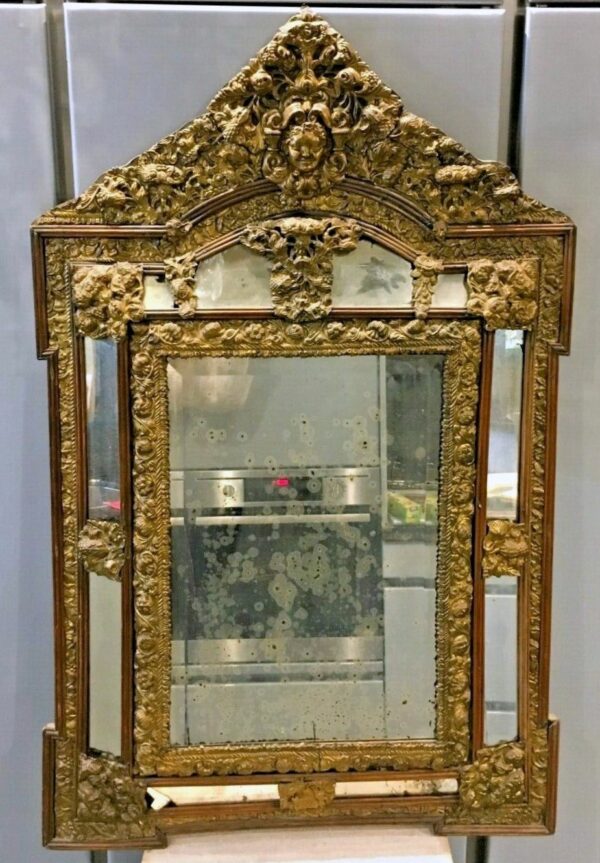 Miroir à fronton en laiton repoussé début XVIIIe – Image 3