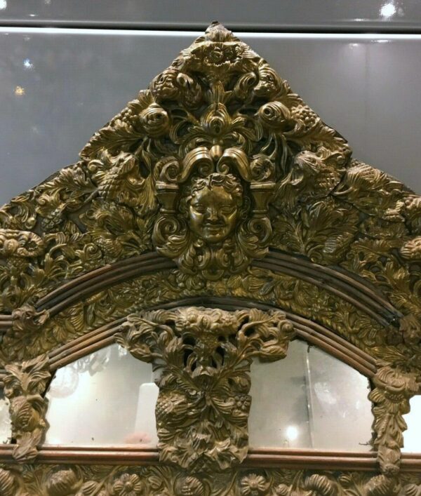 Miroir à fronton en laiton repoussé début XVIIIe – Image 4