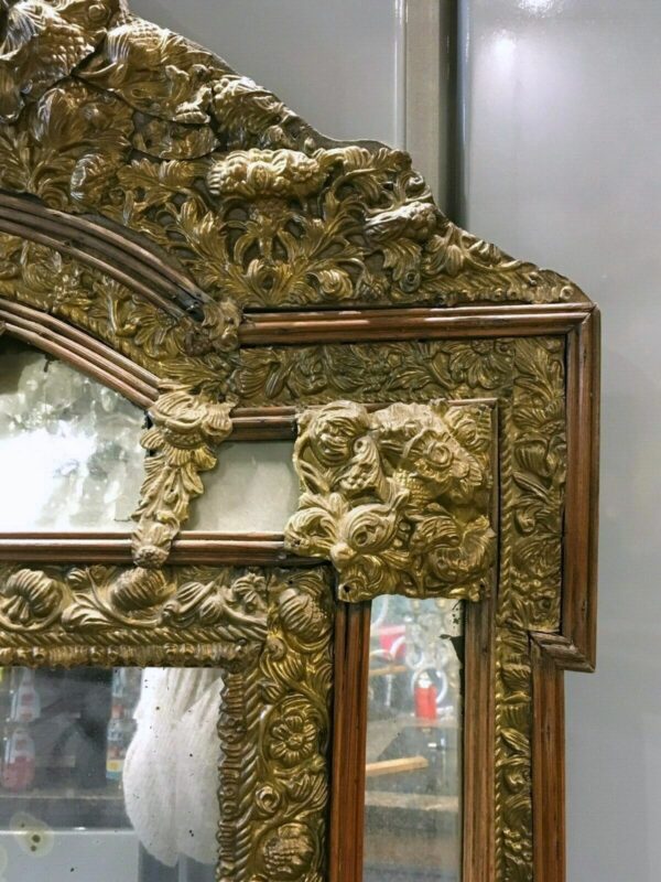 Miroir à fronton en laiton repoussé début XVIIIe – Image 5
