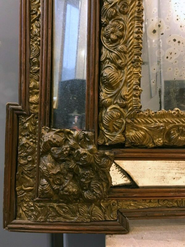 Miroir à fronton en laiton repoussé début XVIIIe – Image 6