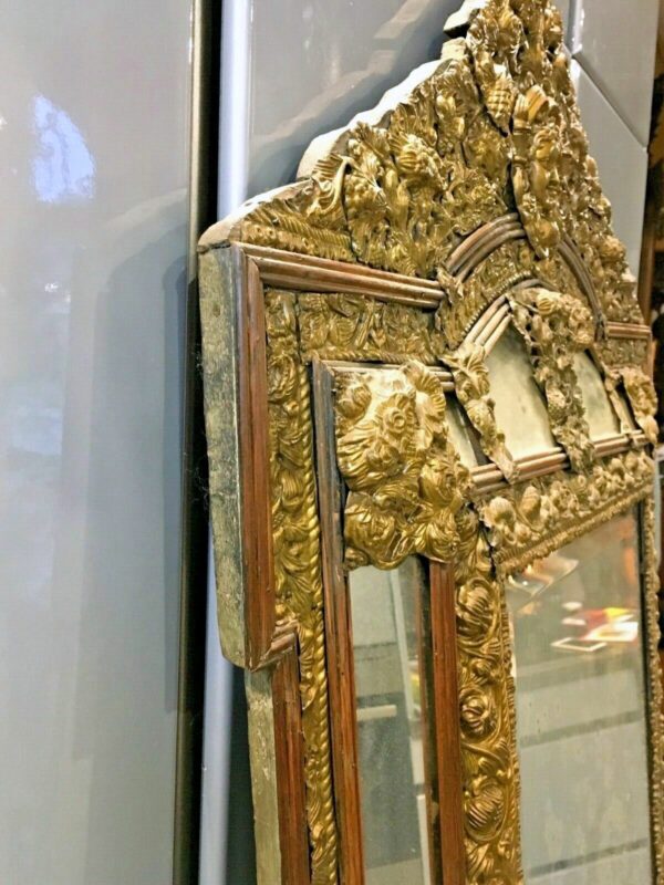 Miroir à fronton en laiton repoussé début XVIIIe – Image 7