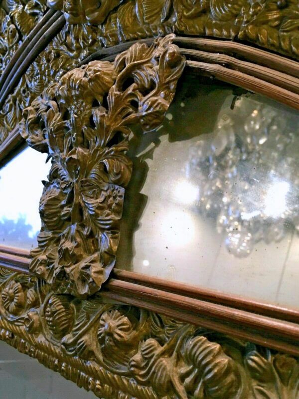 Miroir à fronton en laiton repoussé début XVIIIe – Image 8