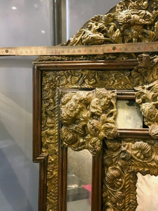 Miroir à fronton en laiton repoussé début XVIIIe – Image 10